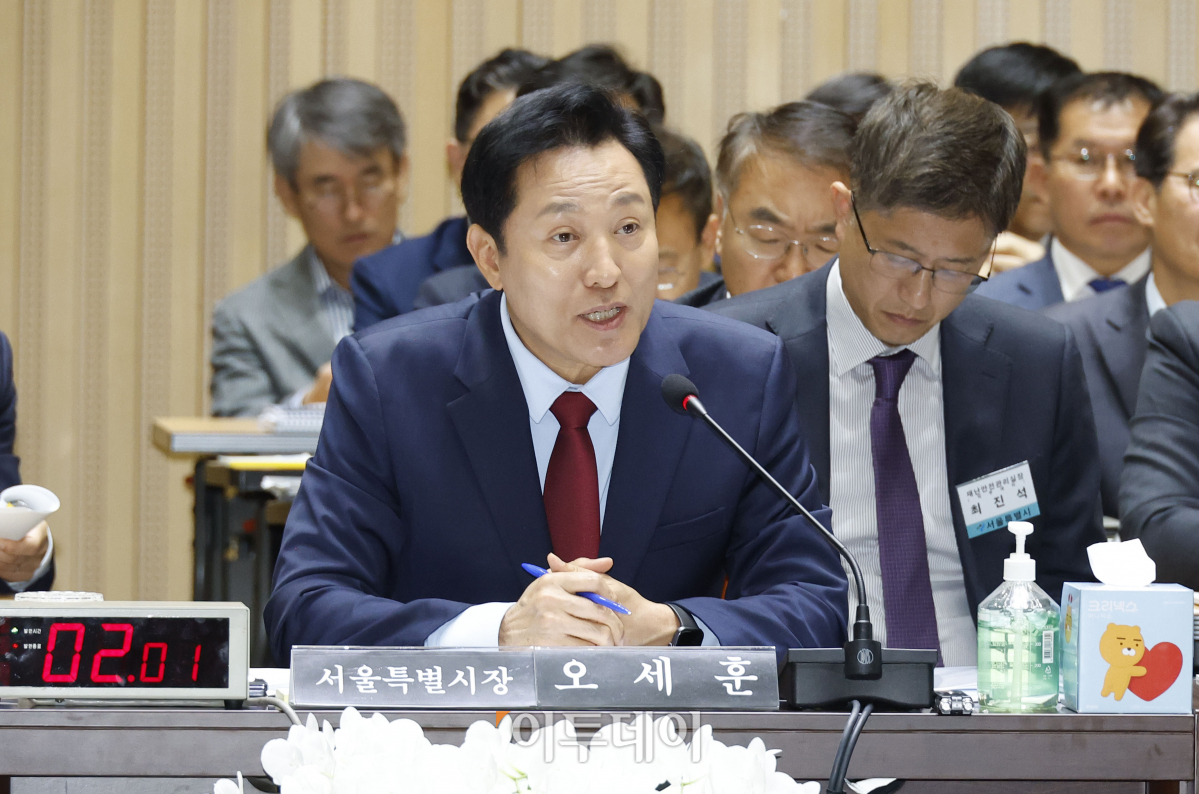 ▲오세훈 서울시장이 16일 서울 중구 서울시청에서 열린 국회 행정안전위원회 서울시청에 대한 국정감사에서 의원 질의에 답하고 있다. 조현호 기자 hyunho@