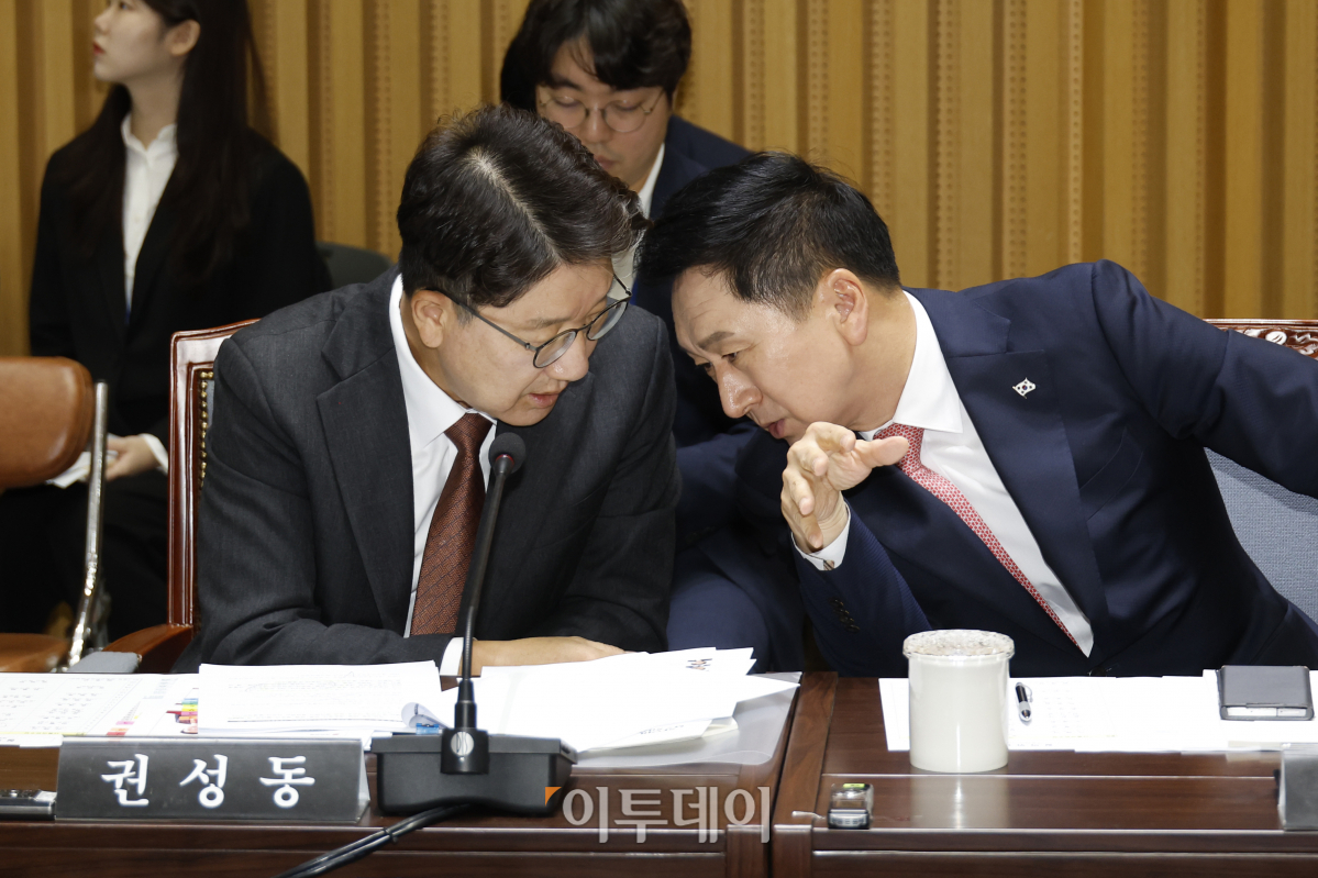 ▲국민의힘 김기현 대표와 권성동 의원이 16일 서울 중구 서울시청에서 열린 국회 행정안전위원회 서울시청에 대한 국정감사에서 대화를 나누고 있다. 조현호 기자 hyunho@
