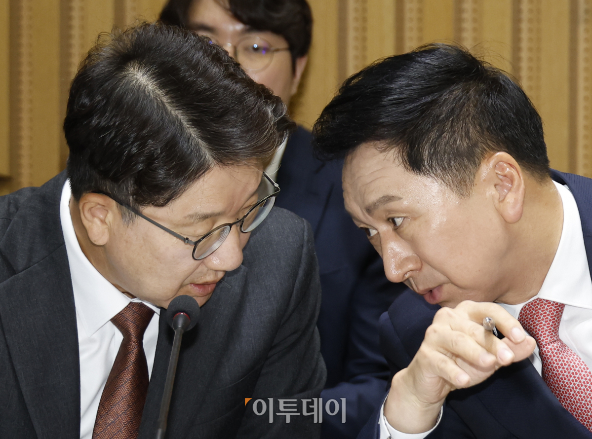 ▲국민의힘 김기현 대표와 권성동 의원이 16일 서울 중구 서울시청에서 열린 국회 행정안전위원회 서울시청에 대한 국정감사에서 대화를 나누고 있다. 조현호 기자 hyunho@