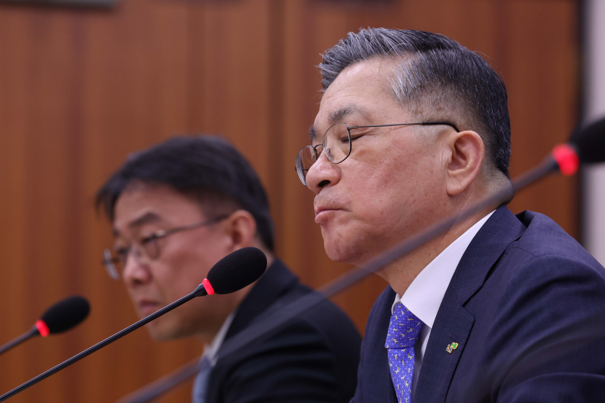 ▲이한준 한국토지주택공사(LH) 사장이 16일 서울 여의도 국회에서 열린 국토교통위원회의 LH 등에 대한 국정감사에서 의원 질의를 들으며 잠시 눈을 감고 있다. 신태현 기자 holjjak@