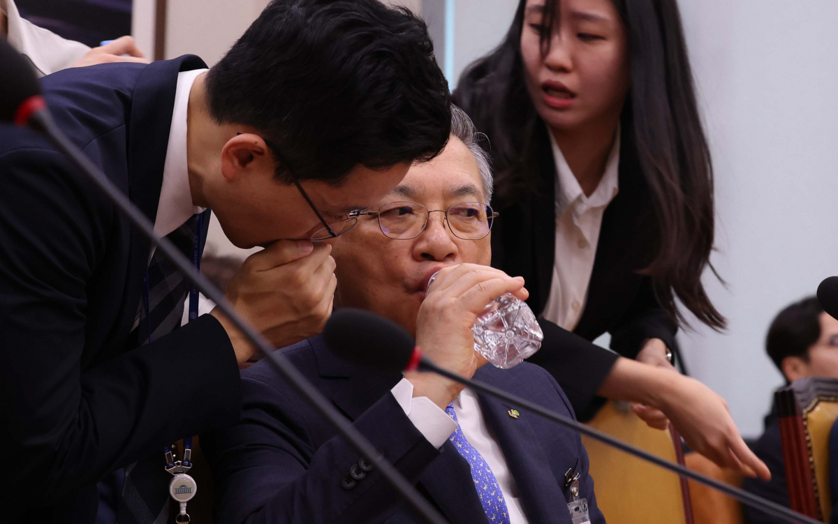 ▲이한준 한국토지주택공사(LH) 사장이 16일 서울 여의도 국회에서 열린 국토교통위원회의 LH 등에 대한 국정감사에서 물을 마시고 있다. 신태현 기자 holjjak@