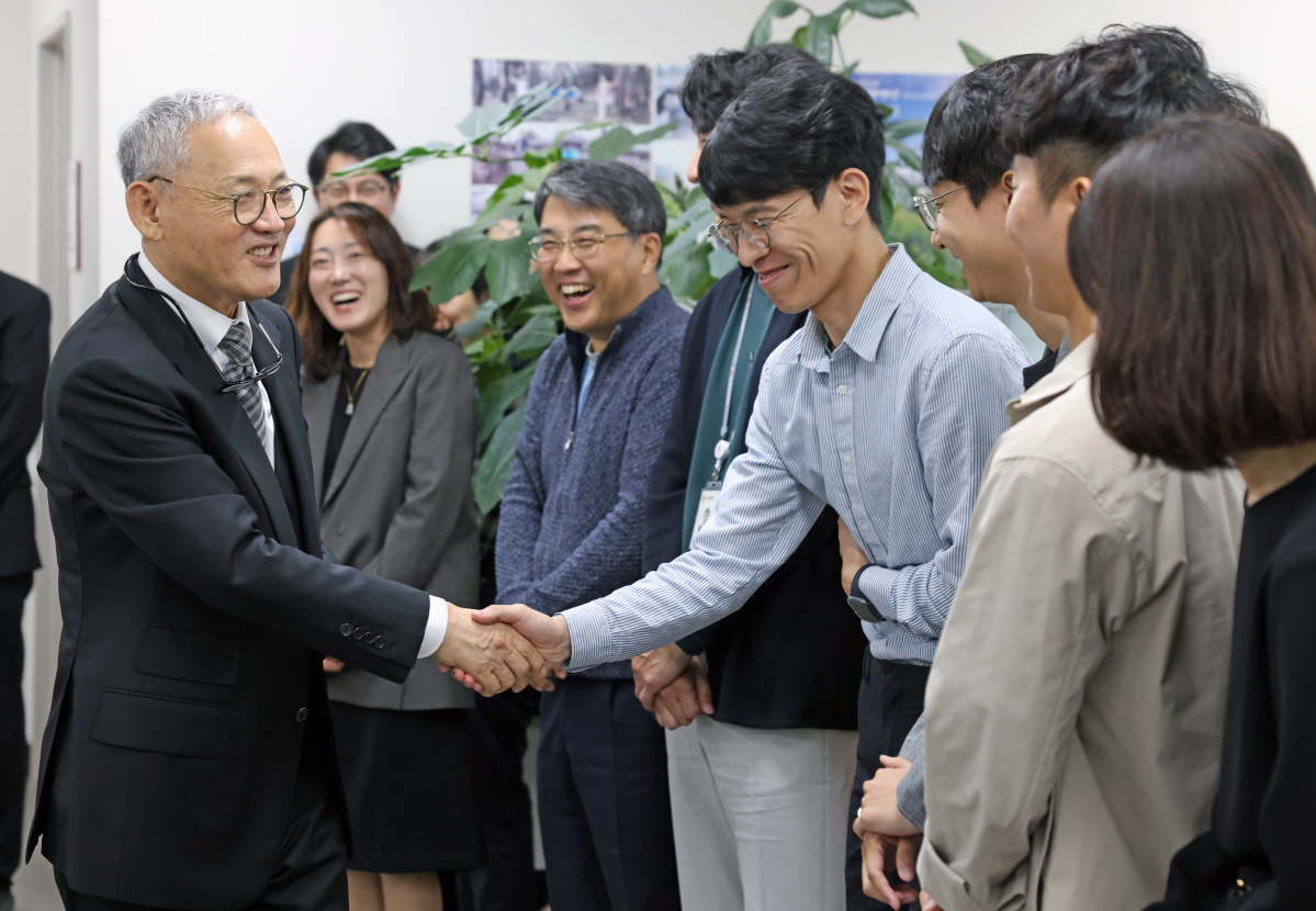 ▲유인촌 문화체육관광부 장관이 16일 세종시 정부세종청사 15동 문체부로 출근해 사무실을 돌며 직원들과 인사를 나누고 있다. (문화체육관광부)