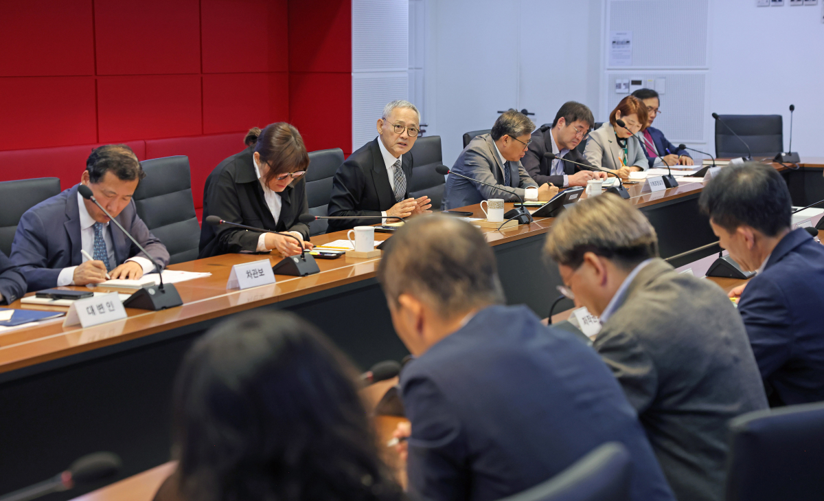 ▲유인촌 문화체육관광부 장관이 16일 세종시 정부세종청사 15동 문체부로 출근해 취임 첫 실·국장 회의를 하고 있다. (문화체육관광부)