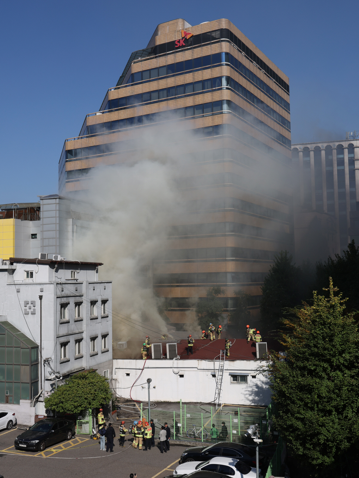 ▲16일 오후 서울 종로구 인사동 이문설농탕에서 불이나 소방관들이 진화작업을 벌이고 있다. (연합뉴스)
