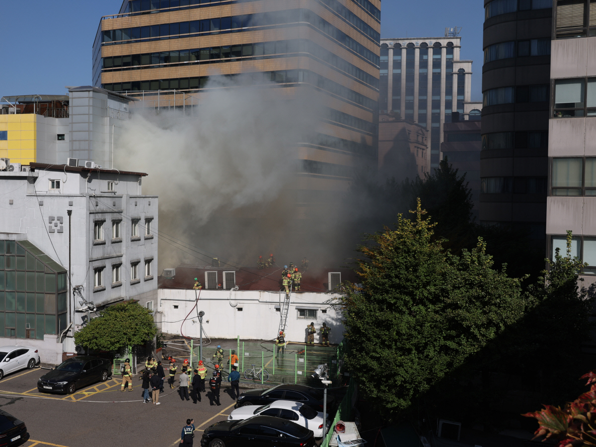 ▲16일 오후 서울 종로구 인사동 이문설농탕에서 불이나 소방관들이 진화작업을 벌이고 있다. (연합뉴스)
