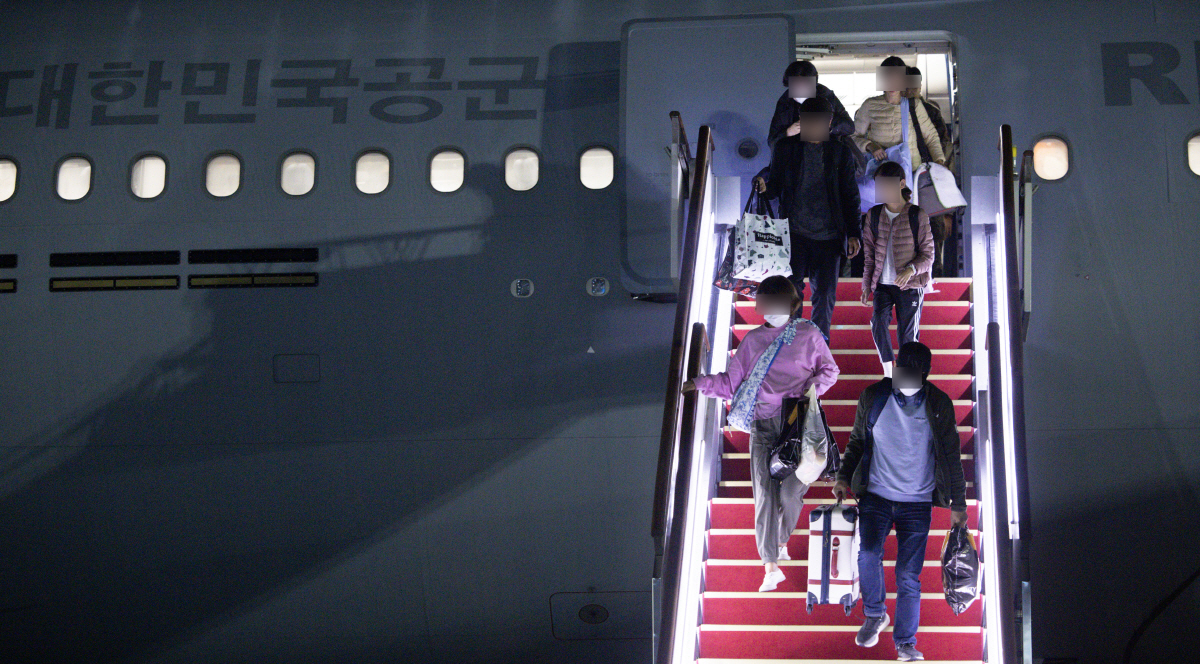 ▲팔레스타인 무장단체 하마스의 기습 공격을 받은 이스라엘에 고립됐던 우리 국민을 비롯한 현지 체류자들이 14일 밤 경기도 성남 서울공항에 도착해 우리 공군의 KC-330 ‘시그너스’ 다목적 공중급유 수송기에서 내리고 있다. (연합뉴스)