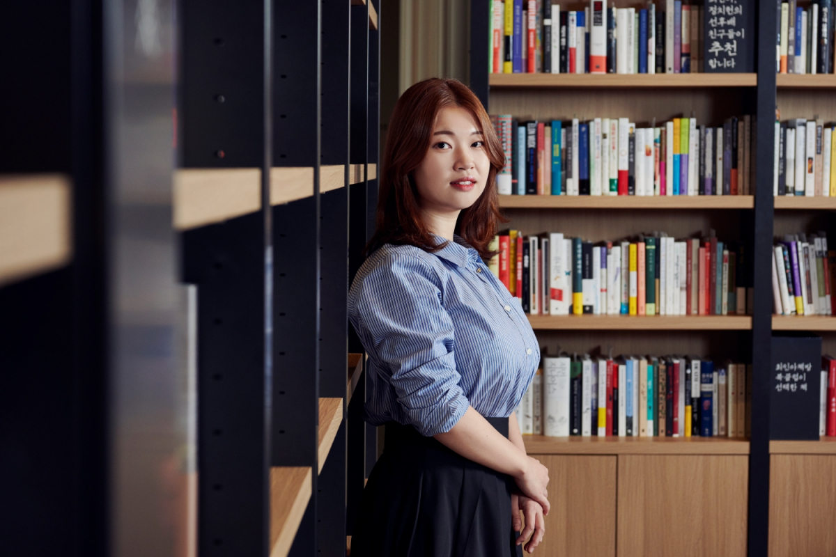 ▲16일 오전 10시 서울 강남구에 있는 한 책방에서 김초엽 작가의 두 번째 장편 '파견자들' 기자간담회가 열렸다. 간담회 전 사진을 찍고 있는 김초엽 작가의 모습. (예스24)