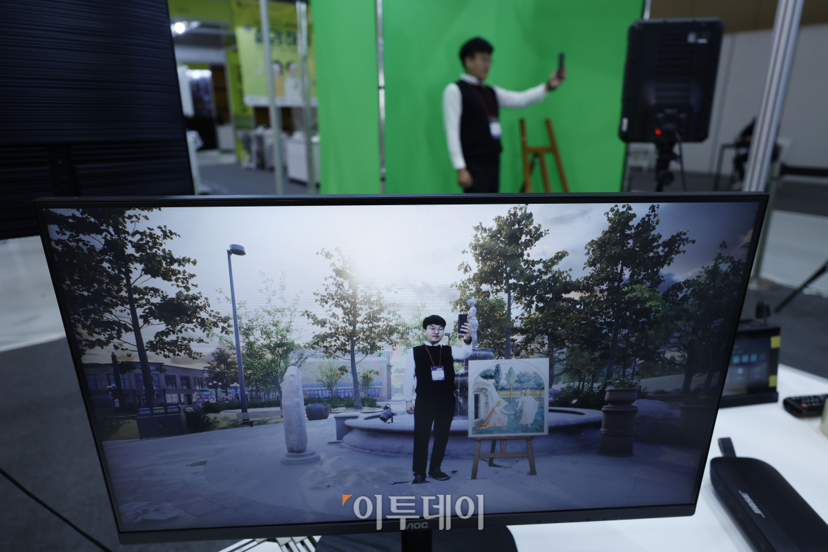 ▲16일 서울 강남구 코엑스에서 열린 'K-메타버스 페스티벌 & 엑스포 2023'에서 관람객이 실시간 영상 합성 콘텐츠 체험을 하고 있다, 조현호 기자 hyunho@