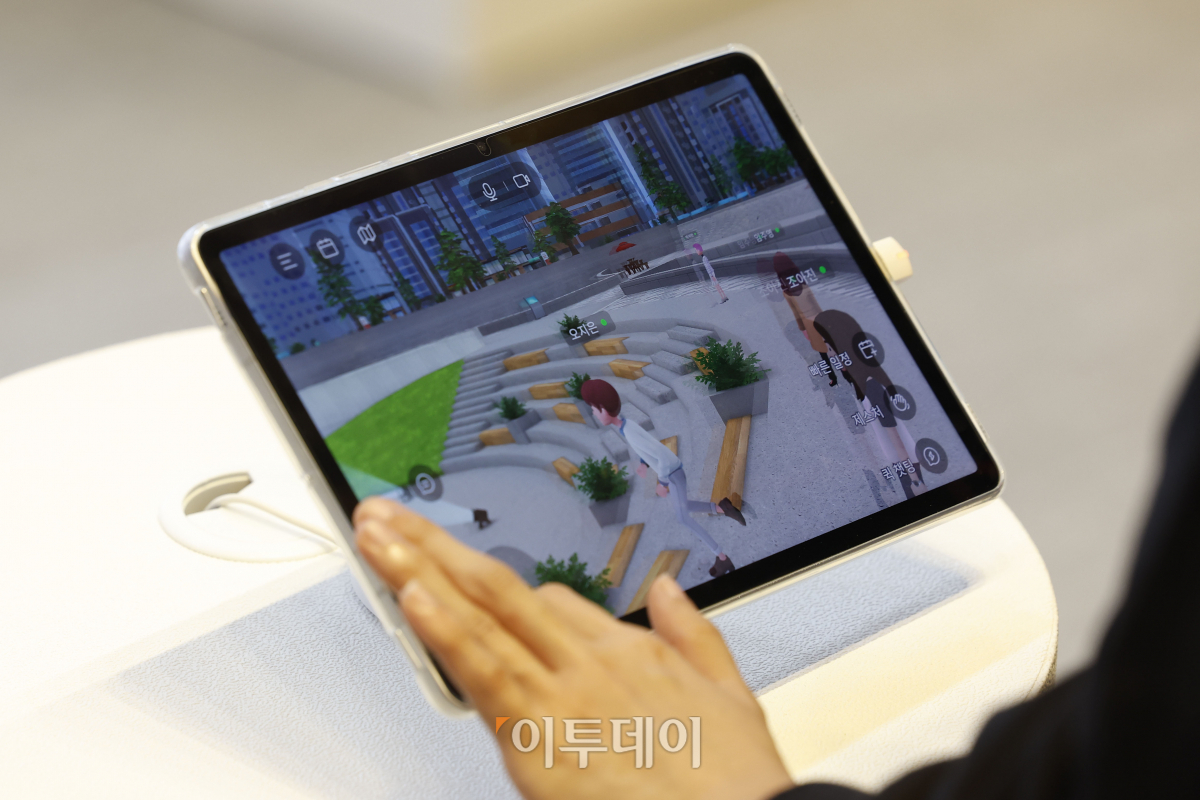 ▲16일 서울 강남구 코엑스에서 열린 'K-메타버스 페스티벌 & 엑스포 2023'에서 관람객들이 메타버스 게임 체험을 하고 있다. 조현호 기자 hyunho@