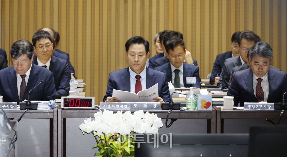▲오세훈 서울시장이 16일 서울 중구 서울시청에서 열린 국회 행정안전위원회 서울시청에 대한 국정감사에서 자료를 살펴보고 있다. 조현호 기자 hyunho@