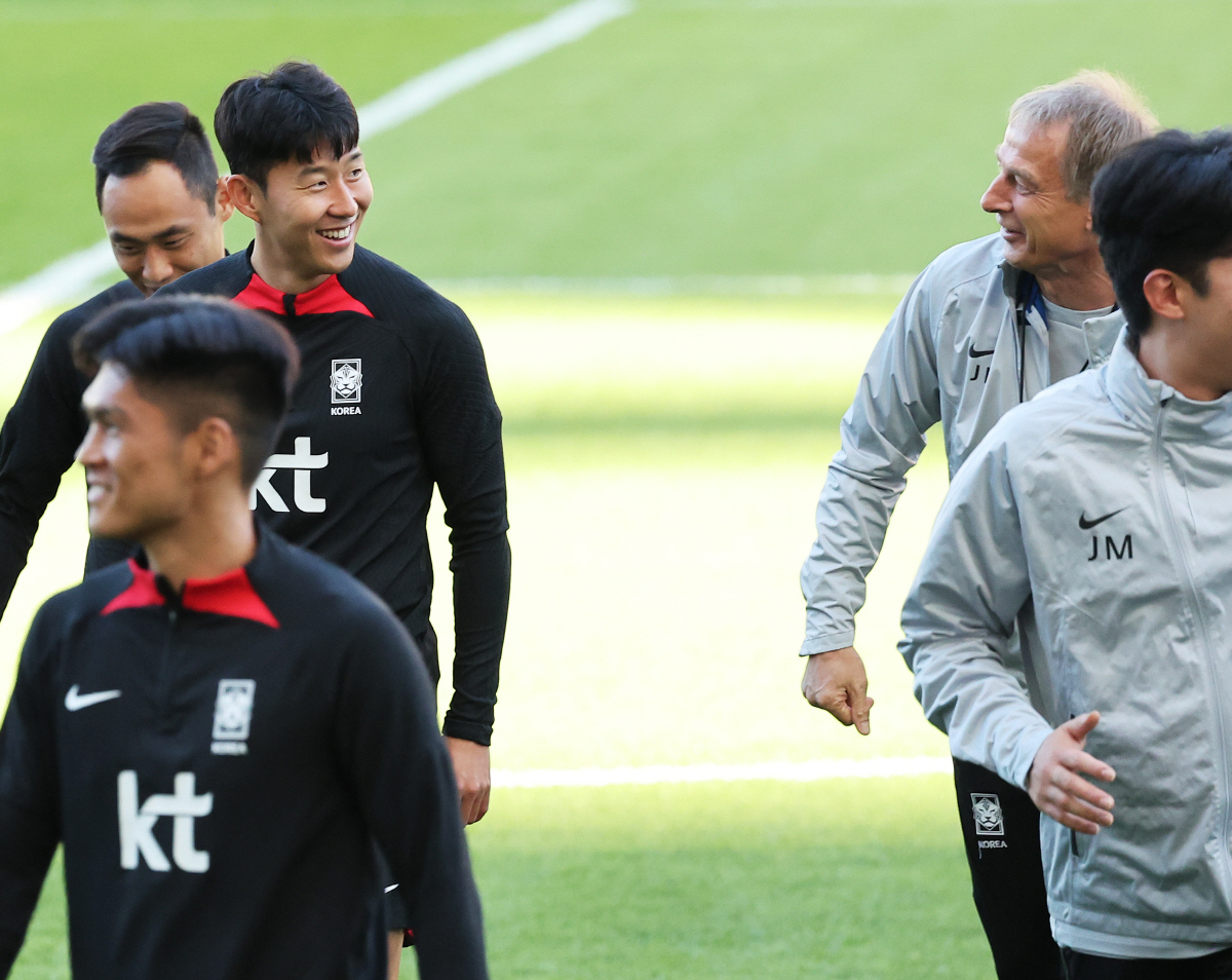 ▲한국 축구 국가대표팀 위르겐 클린스만 감독과 손흥민이 16일 오후 경기도 수원월드컵경기장에서 베트남과 친선 경기를 앞두고 훈련하며 환하게 웃으며 대화하고 있다. (연합뉴스)
