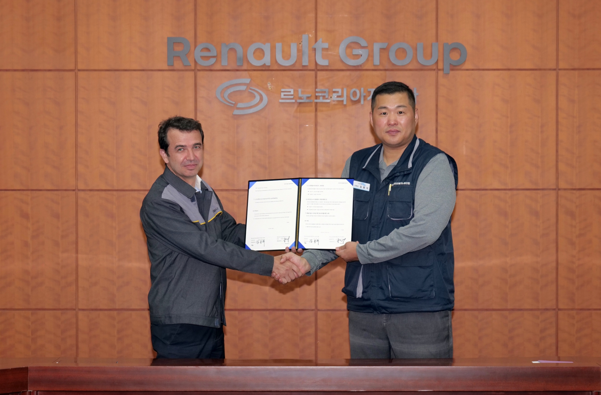 ▲르노코리아 노사가 2023년 임금 협약 조인식을 진행했다. 스테판 드블레즈 사장(좌)과 김동석 노동조합 위원장(우) (르노코리아)
