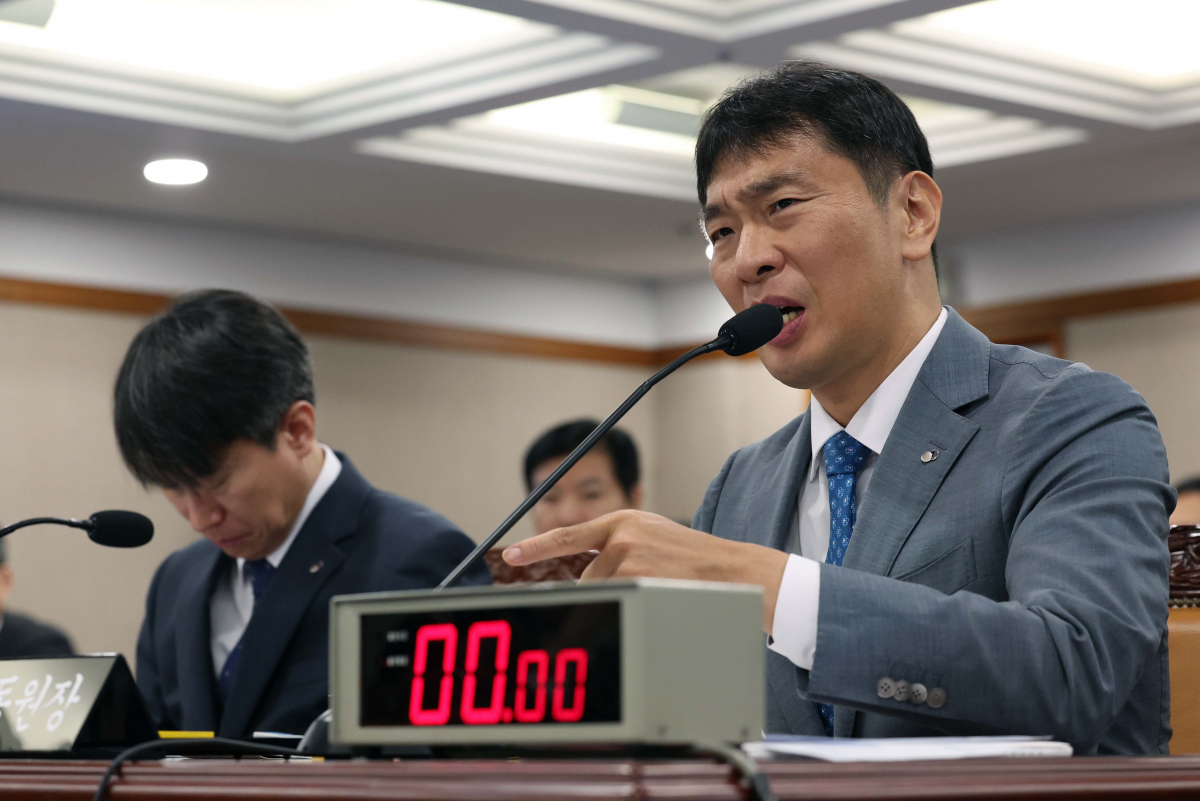 ▲이복현 금융감독원장이 17일 서울 여의도 금융감독원에서 열린 국회 정무위원회의 금감원에 대한 국정감사에서 의원 질의에 답하고 있다. 신태현 기자 holjjak@