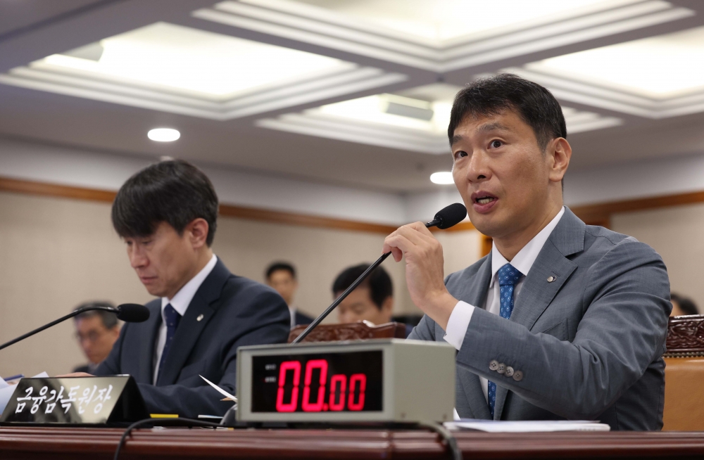 ▲이복현 금융감독원장이 17일 서울 여의도 금융감독원에서 열린 국회 정무위원회의 금감원에 대한 국정감사에서 의원 질의에 답하고 있다. 신태현 기자 holjjak@ (이투데이DB)