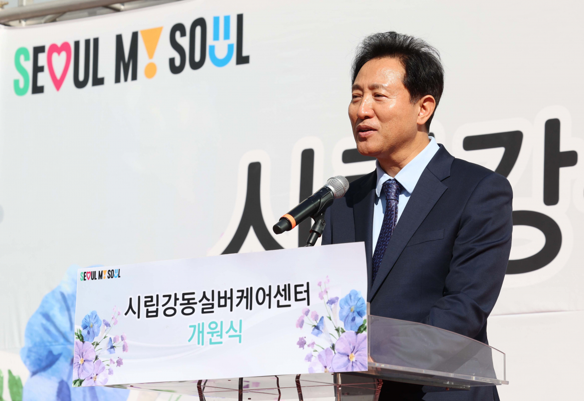 ▲오세훈 서울시장이 17일 서울 강동구 시립강동실버케어센터에서 열린 개원식에서 인사말을 하고 있다. 서울시가 지상 3층, 117명 정원 규모로 이날 문을 연 ‘시립강동실버케어센터’에선 서울 내 스마트 돌봄 기술과 친환경 정원을 활용해 어르신 요양을 돕는다. 시는 어르신 요양 수요에 대응하기 위해 2030년까지 공공요양시설과 안심돌봄가정을 확충할 방침이다. 신태현 기자 holjjak@