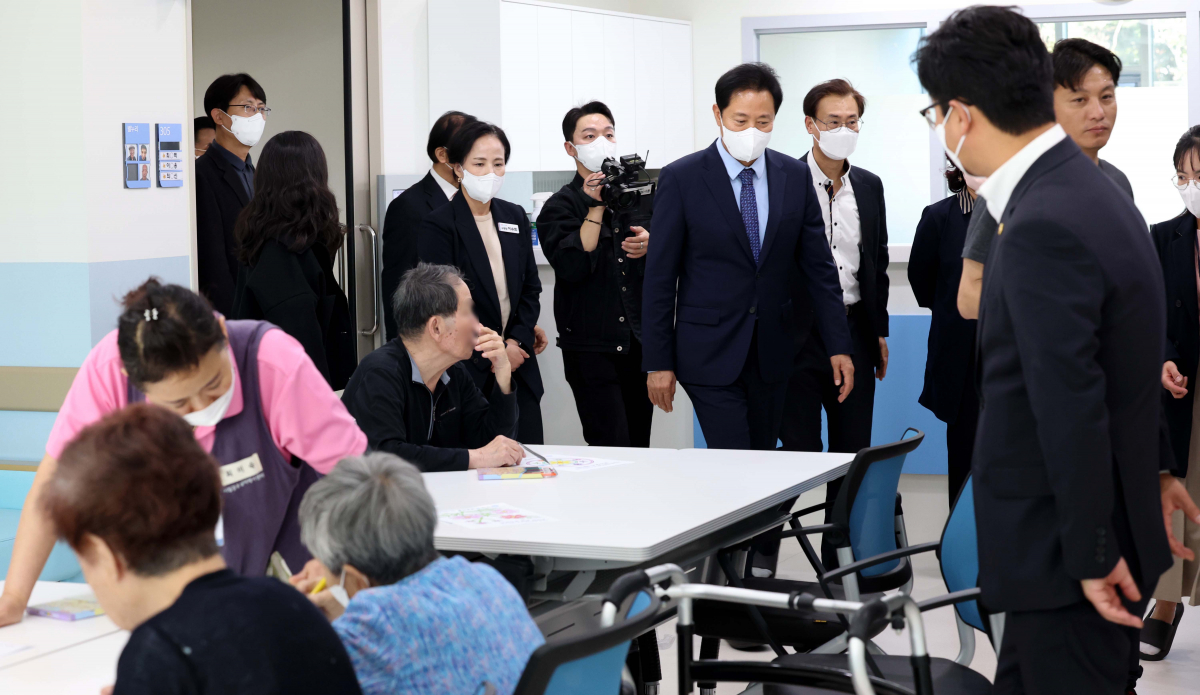 ▲오세훈 서울시장이 17일 서울 강동구 시립강동실버케어센터에서 열린 개원식에서 센터를 둘러보고 있다. 서울시가 지상 3층, 117명 정원 규모로 이날 문을 연 ‘시립강동실버케어센터’에선 서울 내 스마트 돌봄 기술과 친환경 정원을 활용해 어르신 요양을 돕는다. 시는 어르신 요양 수요에 대응하기 위해 2030년까지 공공요양시설과 안심돌봄가정을 확충할 방침이다. 신태현 기자 holjjak@