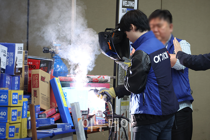 ▲17일 경기도 일산 킨텍스 1전세장에서 열린 2023 국제 공구 및 스마트 용접 자동화전에서 관계자가 용접을 하고 있다. 20일까지 열리는 이번 행사에서는 공구, 스마트 용접기, 레이저 절단기기, 베어링, 산업용재, 안전보호구, 관련제품 등을 만날 수 있다. 고이란 기자 photoeran@