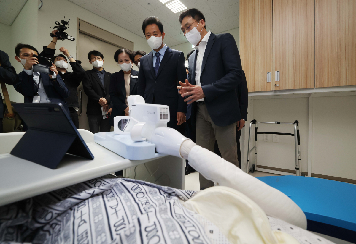 ▲오세훈 서울시장이 17일 서울 강동구 시립강동실버케어센터에서 열린 개원식에서 센터를 둘러보고 있다. 서울시가 지상 3층, 117명 정원 규모로 이날 문을 연 ‘시립강동실버케어센터’에선 서울 내 스마트 돌봄 기술과 친환경 정원을 활용해 어르신 요양을 돕는다. 시는 어르신 요양 수요에 대응하기 위해 2030년까지 공공요양시설과 안심돌봄가정을 확충할 방침이다. 신태현 기자 holjjak@