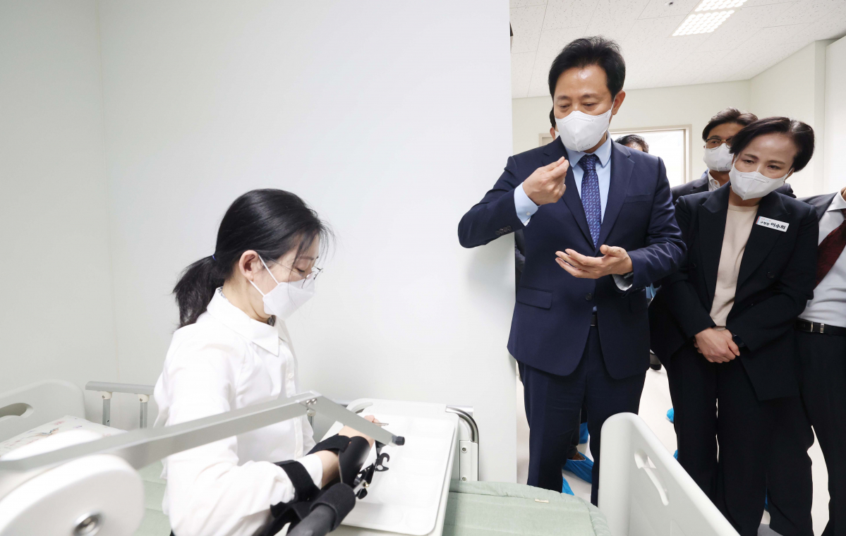 ▲오세훈 서울시장이 17일 서울 강동구 시립강동실버케어센터에서 열린 개원식에서 센터를 둘러보고 있다. 서울시가 지상 3층, 117명 정원 규모로 이날 문을 연 ‘시립강동실버케어센터’에선 서울 내 스마트 돌봄 기술과 친환경 정원을 활용해 어르신 요양을 돕는다. 시는 어르신 요양 수요에 대응하기 위해 2030년까지 공공요양시설과 안심돌봄가정을 확충할 방침이다. 신태현 기자 holjjak@