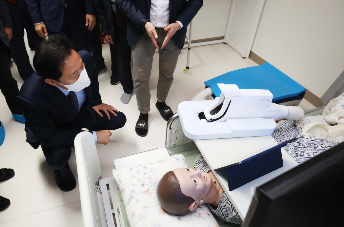 ▲오세훈 서울시장이 17일 서울 강동구 시립강동실버케어센터에서 열린 개원식에서 센터를 둘러보고 있다. 서울시가 지상 3층, 117명 정원 규모로 이날 문을 연 ‘시립강동실버케어센터’에선 서울 내 스마트 돌봄 기술과 친환경 정원을 활용해 어르신 요양을 돕는다. 시는 어르신 요양 수요에 대응하기 위해 2030년까지 공공요양시설과 안심돌봄가정을 확충할 방침이다. 신태현 기자 holjjak@