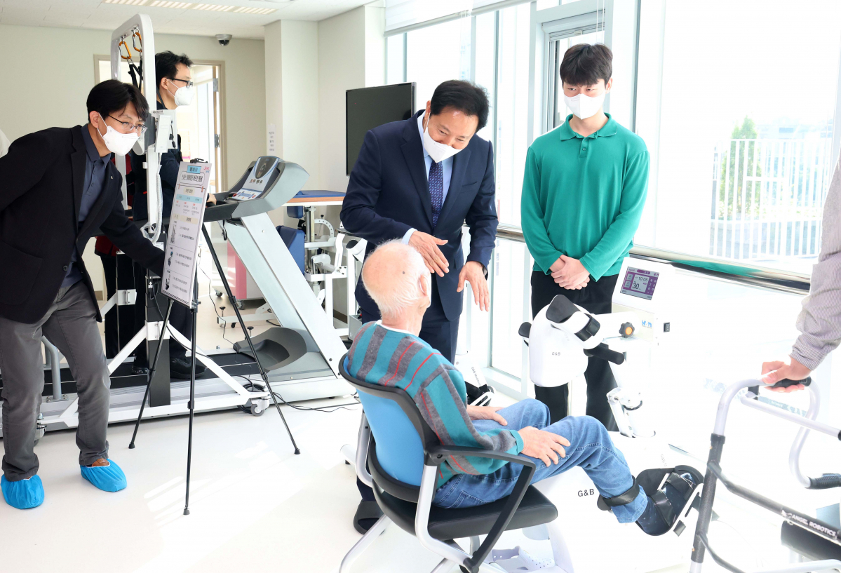 ▲오세훈 서울시장이 17일 서울 강동구 시립강동실버케어센터에서 열린 개원식에서 센터를 둘러보고 있다. 서울시가 지상 3층, 117명 정원 규모로 이날 문을 연 ‘시립강동실버케어센터’에선 서울 내 스마트 돌봄 기술과 친환경 정원을 활용해 어르신 요양을 돕는다. 시는 어르신 요양 수요에 대응하기 위해 2030년까지 공공요양시설과 안심돌봄가정을 확충할 방침이다. 신태현 기자 holjjak@