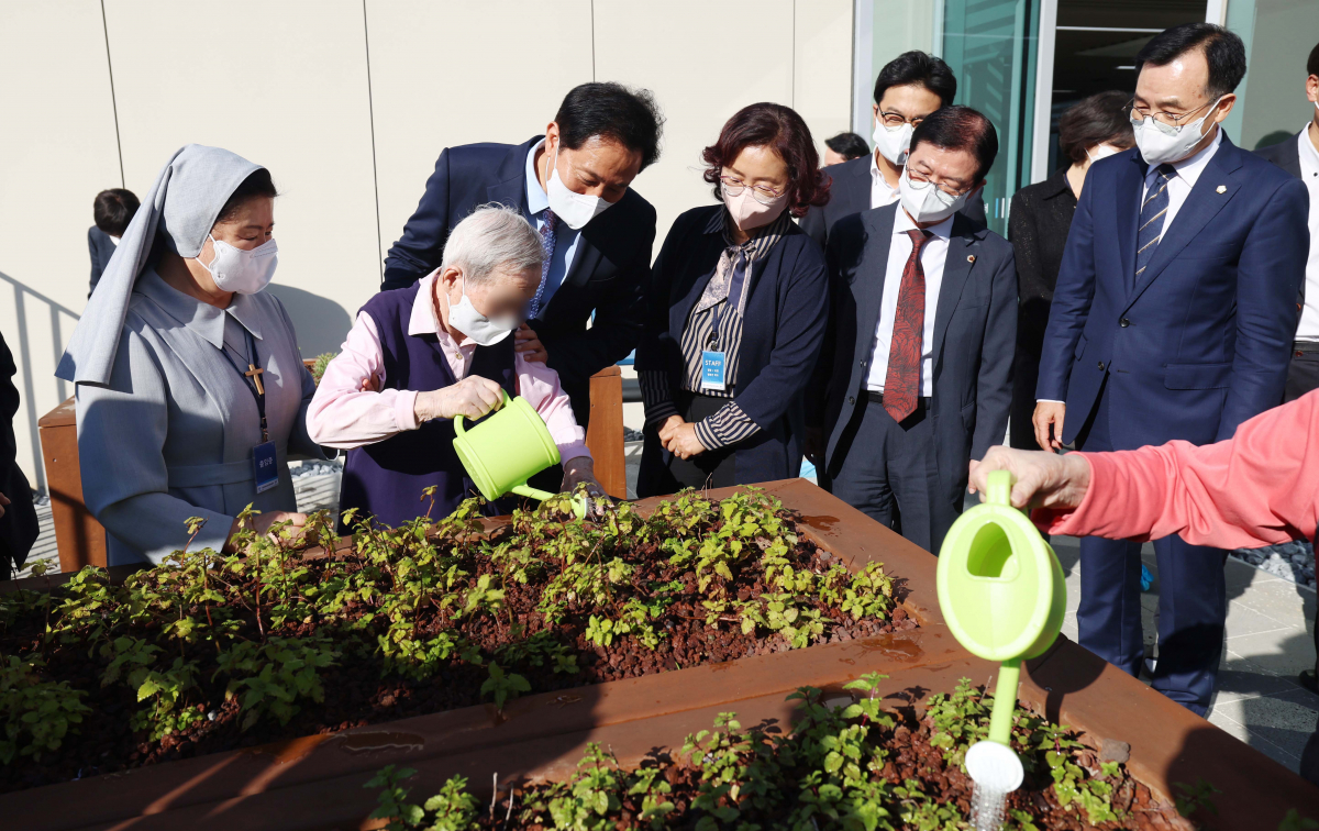 ▲오세훈 서울시장이 17일 서울 강동구 시립강동실버케어센터에서 열린 개원식에서 센터를 둘러보고 있다. 서울시가 지상 3층, 117명 정원 규모로 이날 문을 연 ‘시립강동실버케어센터’에선 서울 내 스마트 돌봄 기술과 친환경 정원을 활용해 어르신 요양을 돕는다. 시는 어르신 요양 수요에 대응하기 위해 2030년까지 공공요양시설과 안심돌봄가정을 확충할 방침이다. 신태현 기자 holjjak@