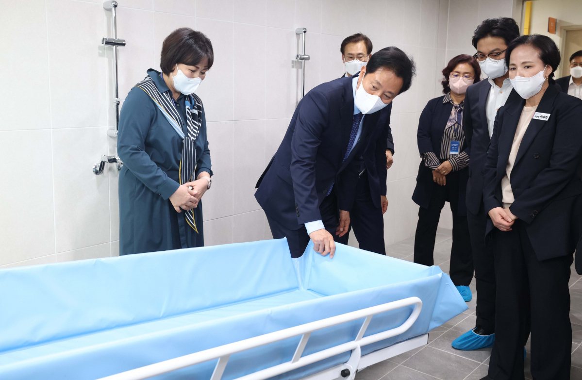 ▲오세훈 서울시장이 17일 서울 강동구 시립강동실버케어센터에서 열린 개원식에서 센터를 둘러보고 있다. 서울시가 지상 3층, 117명 정원 규모로 이날 문을 연 ‘시립강동실버케어센터’에선 서울 내 스마트 돌봄 기술과 친환경 정원을 활용해 어르신 요양을 돕는다. 시는 어르신 요양 수요에 대응하기 위해 2030년까지 공공요양시설과 안심돌봄가정을 확충할 방침이다. 신태현 기자 holjjak@