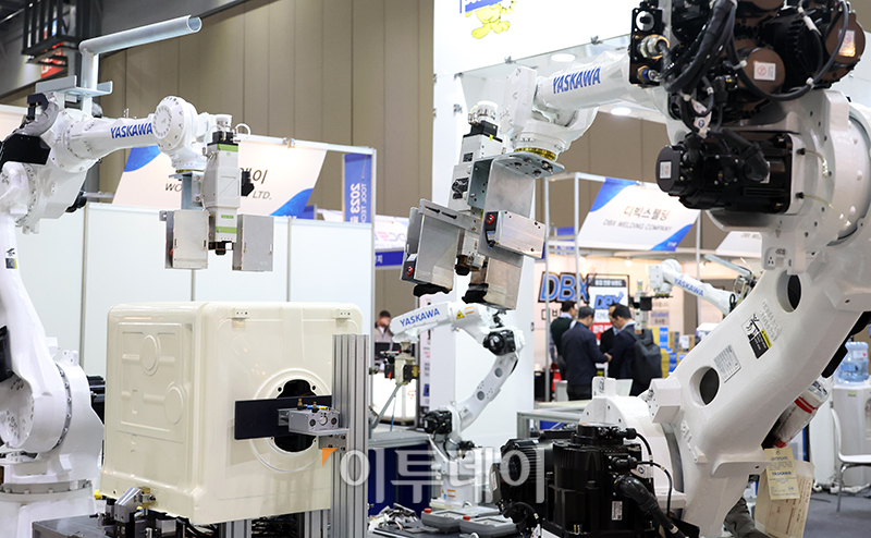 ▲17일 경기도 일산 킨텍스 1전세장에서 열린 2023 국제 공구 및 스마트 용접 자동화전에서 관람객들이 전시장을 둘러보고 있다. 20일까지 열리는 이번 행사에서는 공구, 스마트 용접기, 레이저 절단기기, 베어링, 산업용재, 안전보호구, 관련제품 등을 만날 수 있다. 고이란 기자 photoeran@