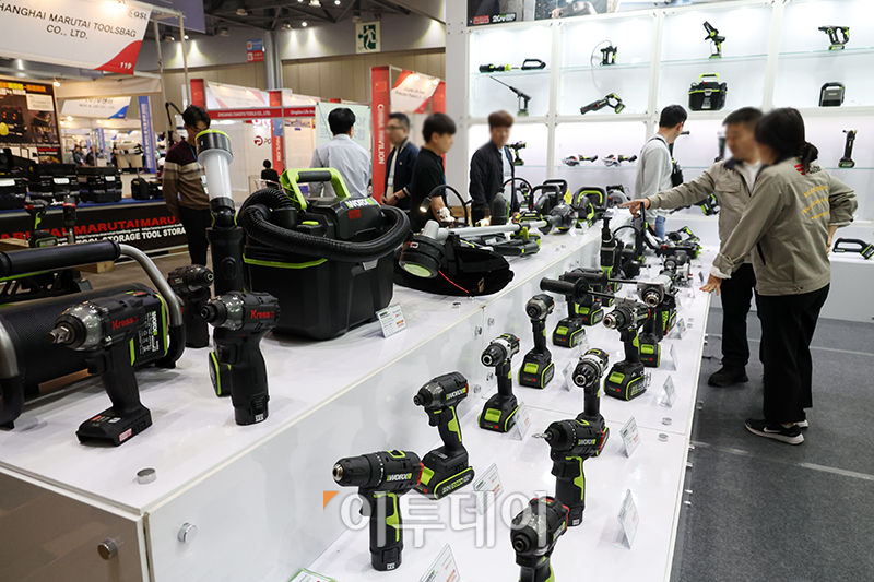 ▲17일 경기도 일산 킨텍스 1전세장에서 열린 2023 국제 공구 및 스마트 용접 자동화전에서 관람객들이 전시장을 둘러보고 있다. 20일까지 열리는 이번 행사에서는 공구, 스마트 용접기, 레이저 절단기기, 베어링, 산업용재, 안전보호구, 관련제품 등을 만날 수 있다. 고이란 기자 photoeran@