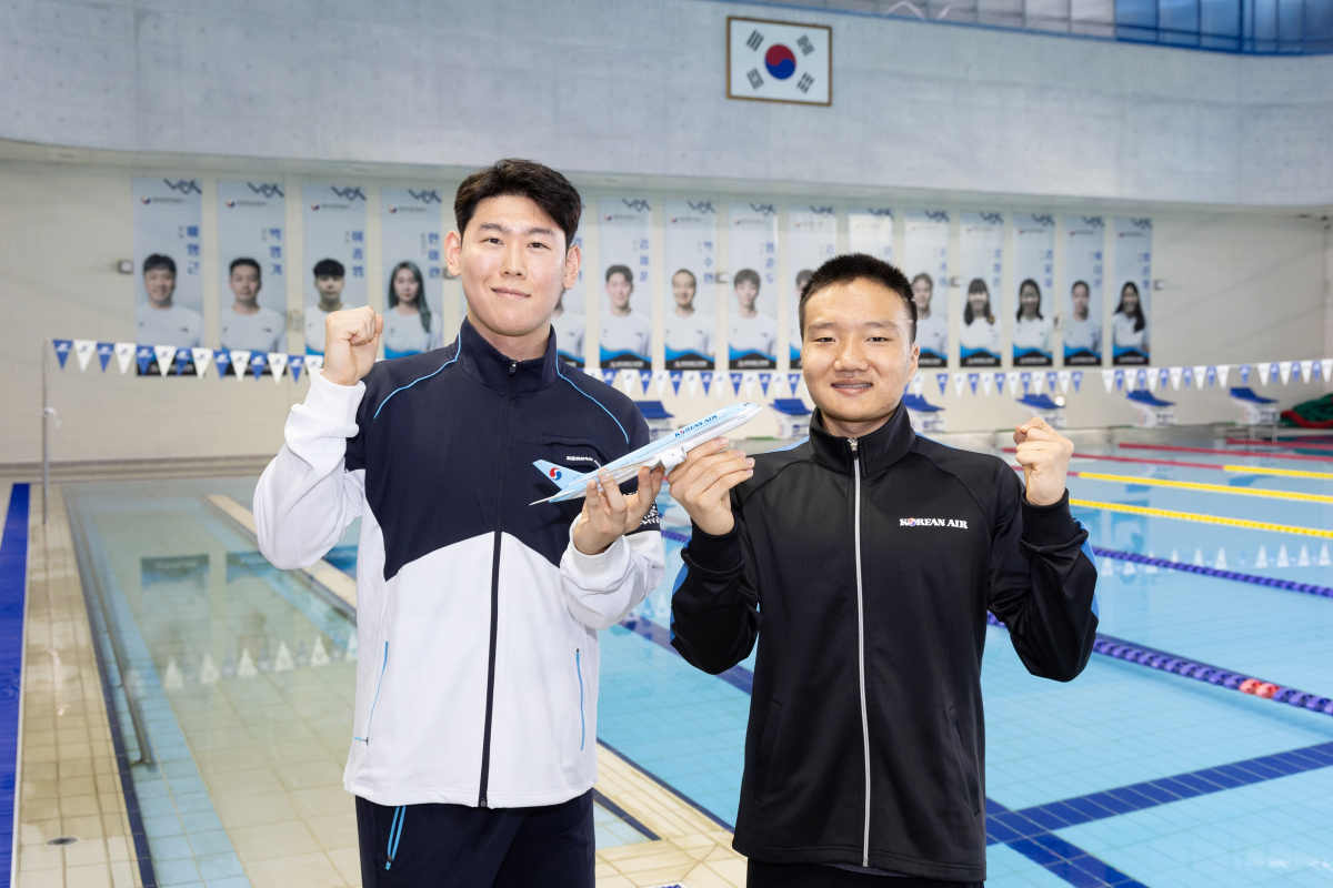 ▲대한항공 소속 수영 국가대표 김세훈(왼쪽), 박수한 선수가 이천장애인국가대표 선수촌에서 금번 항저우 장애인아시안게임에 출전하는 결의를 다지고 있다. (사진제공=대한항공)