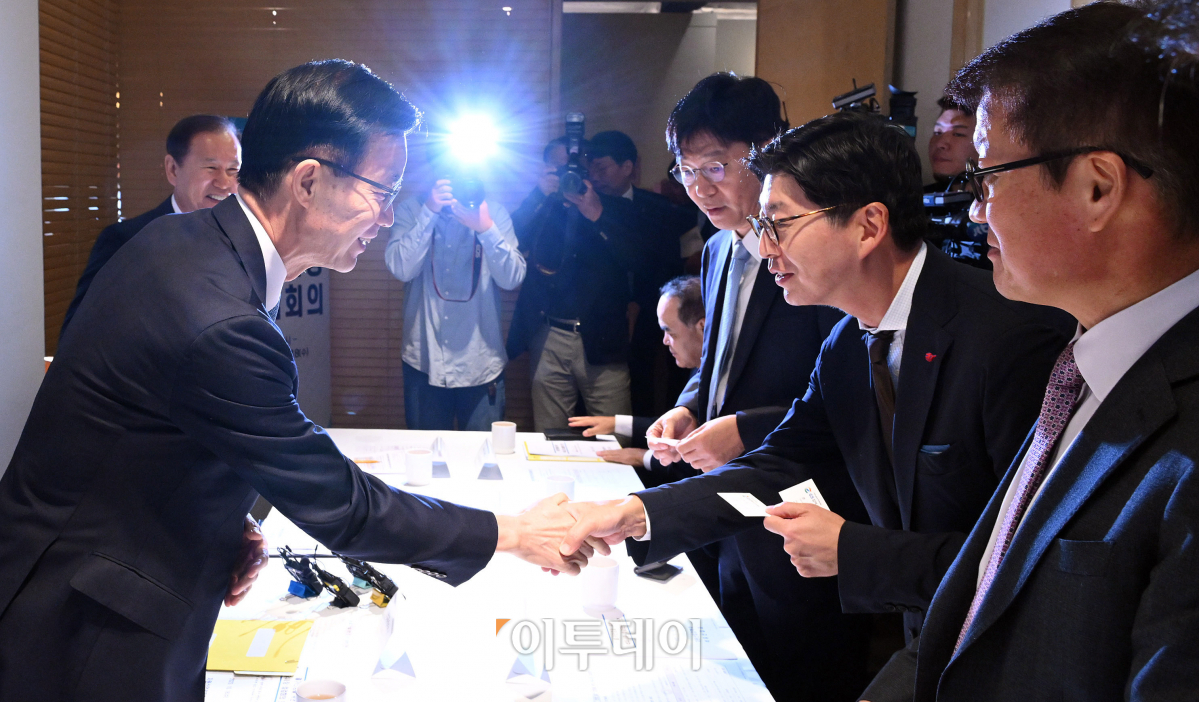 ▲방문규 산업통상자원부 장관이 18일 오전 서울 중구 달개비에서 열린 '민생물가안정을 위한 석유시장 점검회의'에서 정유 4사 대표들과 인사하고 있다. 방 장관은 이날 회의에서 정유 4사 대표와 한국석유공사 사장 등 참석자들에게 "최근 유가상승으로 인한 부담이 국민들에게 일방적으로 전가되지 않도록 투명하고 공정하게 석유가격을 책정해달라"고 주문했다. 조현호 기자 hyunho@