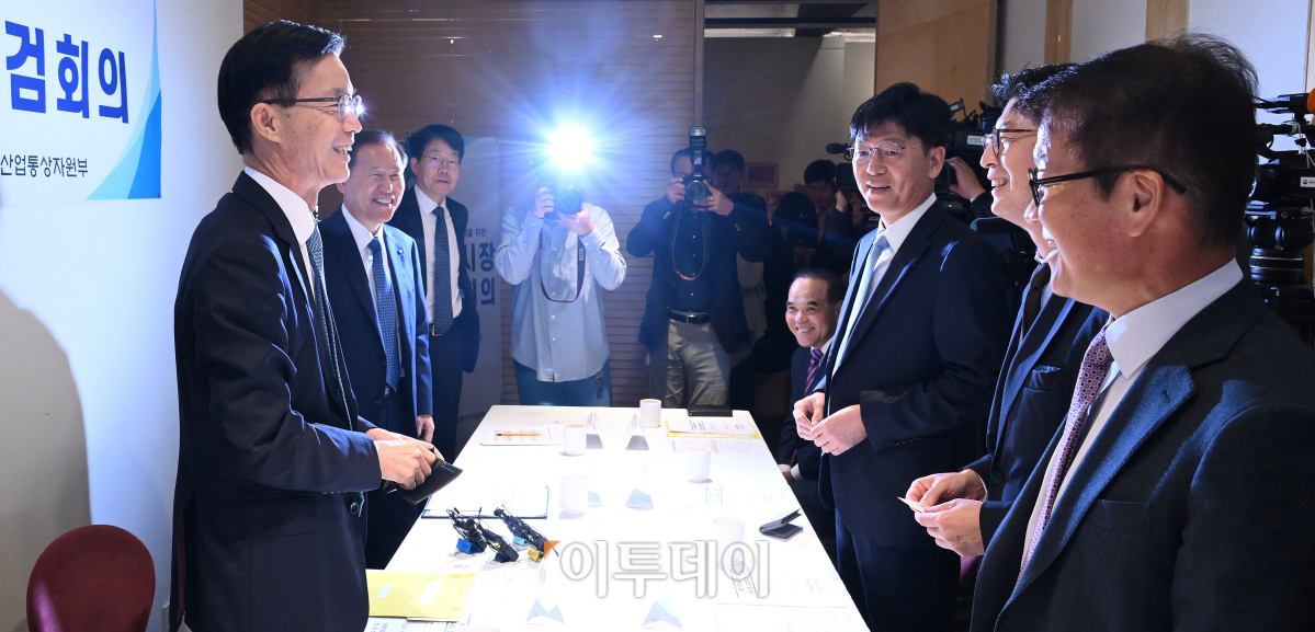 ▲방문규 산업통상자원부 장관이 18일 오전 서울 중구 달개비에서 열린 '민생물가안정을 위한 석유시장 점검회의'에서 정유 4사 대표들과 인사하고 있다. 방 장관은 이날 회의에서 정유 4사 대표와 한국석유공사 사장 등 참석자들에게 "최근 유가상승으로 인한 부담이 국민들에게 일방적으로 전가되지 않도록 투명하고 공정하게 석유가격을 책정해달라"고 주문했다. 조현호 기자 hyunho@