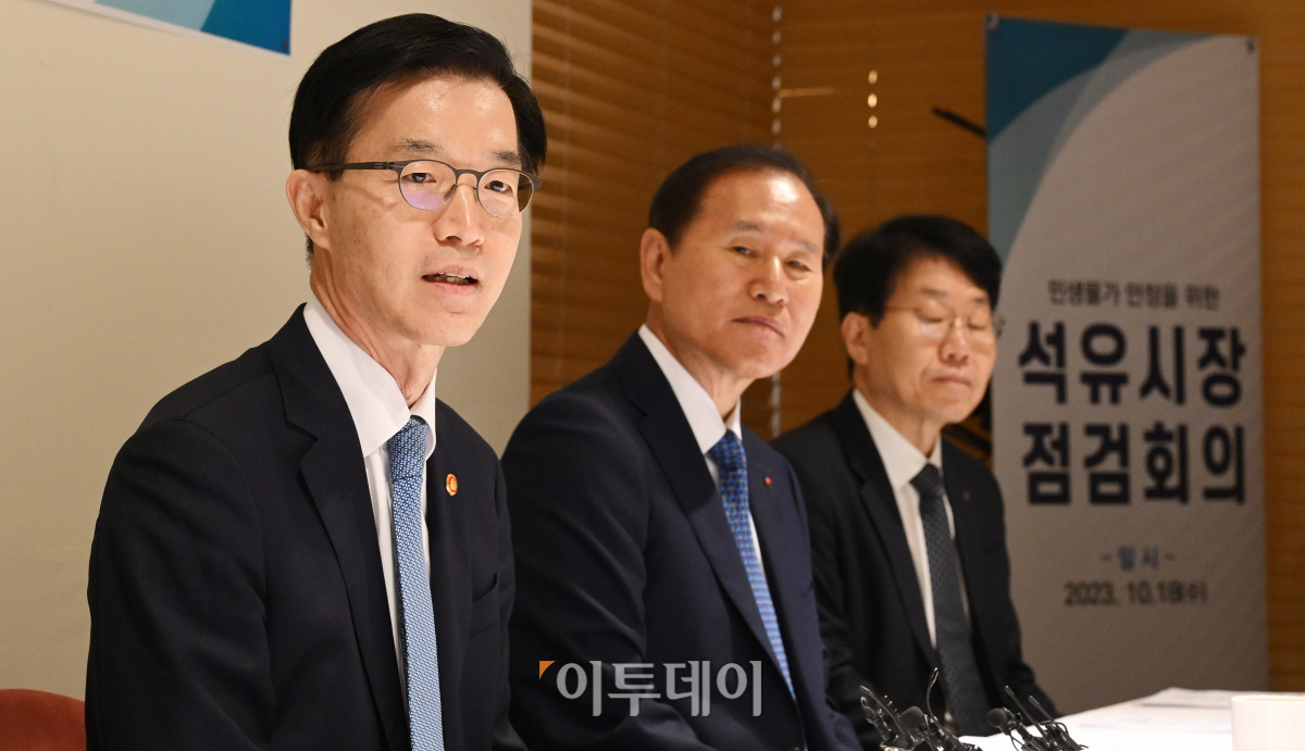 ▲방문규 산업통상자원부 장관이 18일 오전 서울 중구 달개비에서 열린 '민생물가안정을 위한 석유시장 점검회의'에서 모두발언을 하고 있다. 방 장관은 이날 회의에서 정유 4사 대표와 한국석유공사 사장 등 참석자들에게 "최근 유가상승으로 인한 부담이 국민들에게 일방적으로 전가되지 않도록 투명하고 공정하게 석유가격을 책정해달라"고 주문했다. 조현호 기자 hyunho@