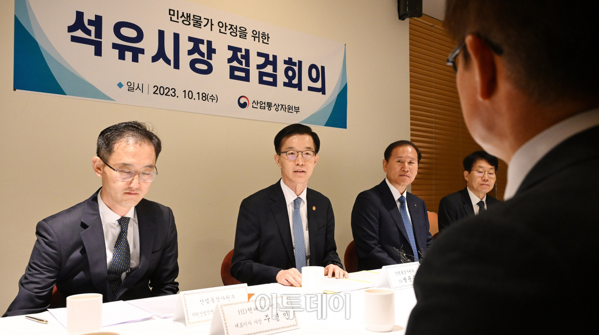 ▲방문규 산업통상자원부 장관이 18일 오전 서울 중구 달개비에서 열린 '민생물가안정을 위한 석유시장 점검회의'에서 모두발언을 하고 있다. 방 장관은 이날 회의에서 정유 4사 대표와 한국석유공사 사장 등 참석자들에게 "최근 유가상승으로 인한 부담이 국민들에게 일방적으로 전가되지 않도록 투명하고 공정하게 석유가격을 책정해달라"고 주문했다. 조현호 기자 hyunho@