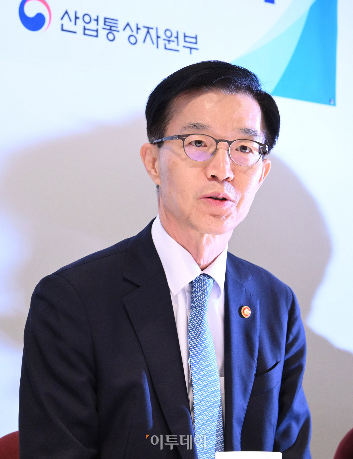 ▲방문규 산업통상자원부 장관이 18일 오전 서울 중구 달개비에서 열린 '민생물가안정을 위한 석유시장 점검회의'에서 모두발언을 하고 있다. 방 장관은 이날 회의에서 정유 4사 대표와 한국석유공사 사장 등 참석자들에게 "최근 유가상승으로 인한 부담이 국민들에게 일방적으로 전가되지 않도록 투명하고 공정하게 석유가격을 책정해달라"고 주문했다. 조현호 기자 hyunho@