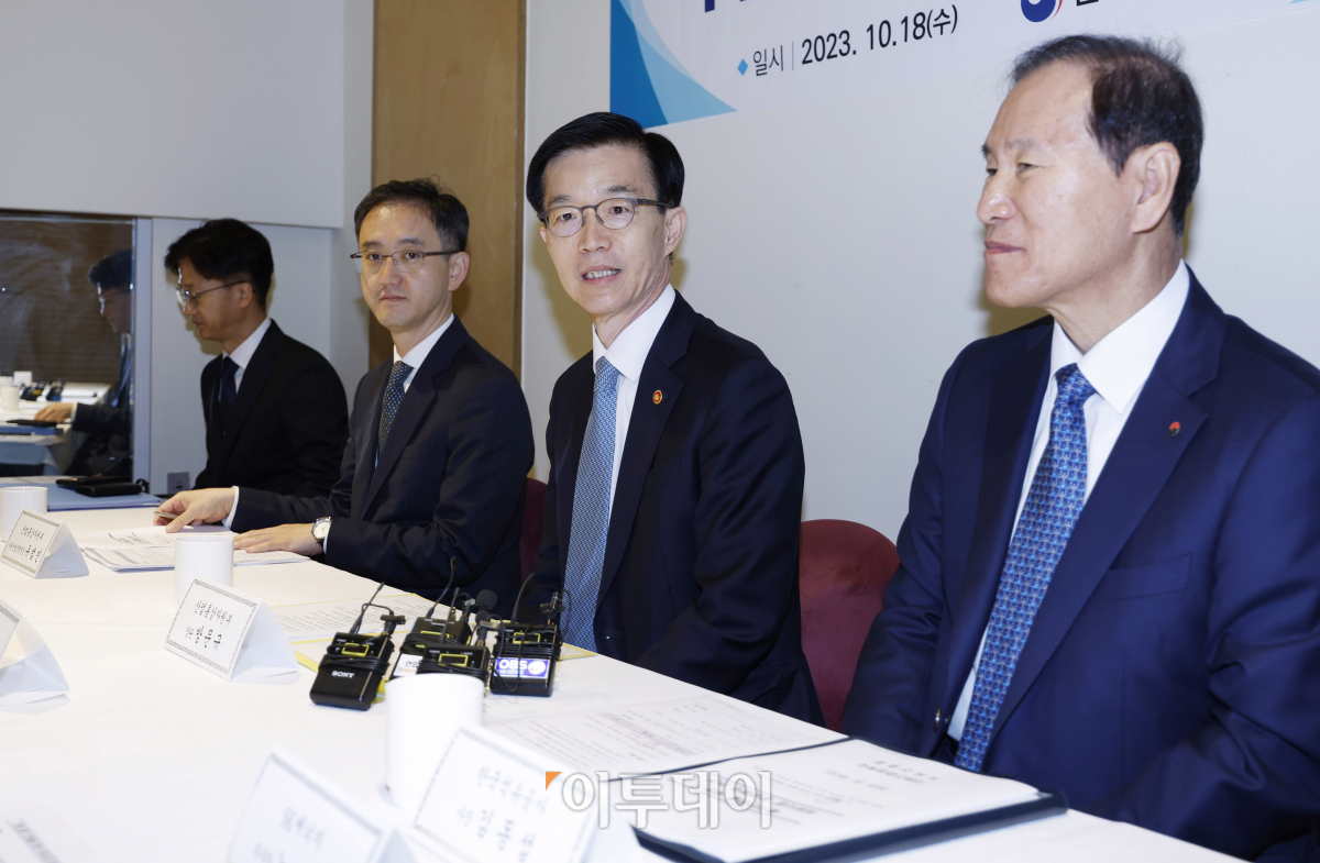 ▲방문규 산업통상자원부 장관이 18일 오전 서울 중구 달개비에서 열린 '민생물가안정을 위한 석유시장 점검회의'에서 모두발언을 하고 있다. 방 장관은 이날 회의에서 정유 4사 대표와 한국석유공사 사장 등 참석자들에게 "최근 유가상승으로 인한 부담이 국민들에게 일방적으로 전가되지 않도록 투명하고 공정하게 석유가격을 책정해달라"고 주문했다.