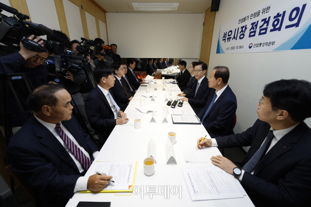 ▲방문규 산업통상자원부 장관이 18일 오전 서울 중구 달개비에서 열린 '민생물가안정을 위한 석유시장 점검회의'에서 모두발언을 하고 있다. 방 장관은 이날 회의에서 정유 4사 대표와 한국석유공사 사장 등 참석자들에게 "최근 유가상승으로 인한 부담이 국민들에게 일방적으로 전가되지 않도록 투명하고 공정하게 석유가격을 책정해달라"고 주문했다. 조현호 기자 hyunho@