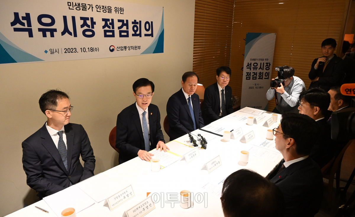 ▲방문규 산업통상자원부 장관이 18일 오전 서울 중구 달개비에서 열린 '민생물가안정을 위한 석유시장 점검회의'에서 모두발언을 하고 있다. 방 장관은 이날 회의에서 정유 4사 대표와 한국석유공사 사장 등 참석자들에게 "최근 유가상승으로 인한 부담이 국민들에게 일방적으로 전가되지 않도록 투명하고 공정하게 석유가격을 책정해달라"고 주문했다. 조현호 기자 hyunho@