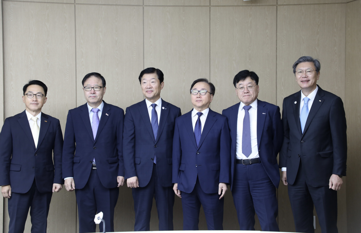 ▲이호준 중견련 부회장, 정윤모 중기중앙회 부회장, 우태희 대한상의 부회장,
이동근 경총 부회장, 정만기 무역협회 부회장, 김창범 한경협 부회장. (사진제공=한국경영자총협회)