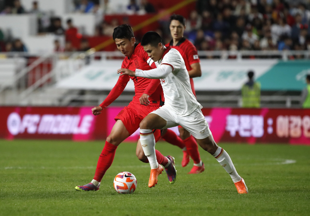 ▲볼 경합하는 손흥민 (뉴시스)