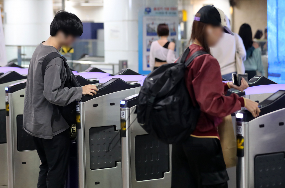 ▲서울의 한 지하철역에서 승객들이 오가고 있다. (뉴시스)