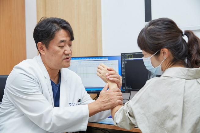 ▲이재성 중앙대병원 정형외과 교수는 “특별히 다치지 않고 손목 회전 시 혹은 팔굽혀펴기를 할 때 척측 손목이 지속적으로 아프면 빨리 병원을 찾아 정확하게 진단해 초기에 적절히 치료하는 것이 중요하다”고 조언했다. (사진제공=중앙대학교병)