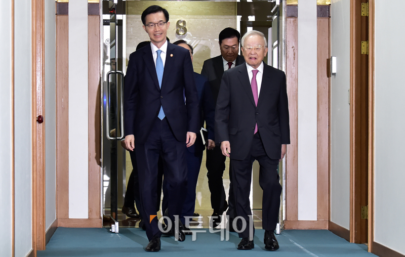 ▲방문규(왼쪽) 산업통상자원부 장관이 실물경제 분야 민관협력 강화 행보차 18일 서울 마포구 한국경영자총협회 회관에서 손경식 경총 회장과 면담을 하고 있다. 고이란 기자 photoeran@