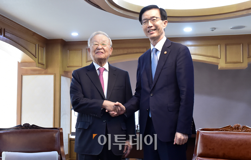 ▲방문규(오른쪽) 산업통상자원부 장관이 실물경제 분야 민관협력 강화 행보차 18일 서울 마포구 한국경영자총협회 회관에서 손경식 경총 회장과 면담을 하고 있다. 고이란 기자 photoeran@