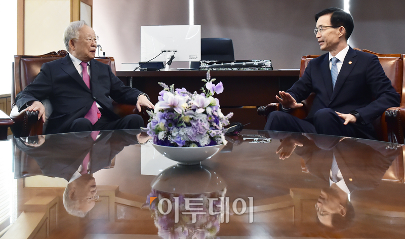 ▲방문규(오른쪽) 산업통상자원부 장관이 실물경제 분야 민관협력 강화 행보차 18일 서울 마포구 한국경영자총협회 회관에서 손경식 경총 회장과 면담을 하고 있다. 고이란 기자 photoeran@