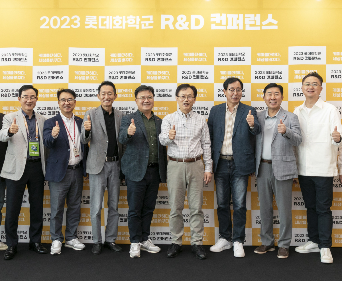 ▲18일 오전 잠실 롯데월드타워 SKY31컨벤션에서 (왼쪽에서 네번째) 황진구 롯데케미칼 기초소재사업 대표, (왼쪽에서 다섯번째) 김교현 롯데그룹 화학군 총괄대표 부회장, (오른쪽에서 세번째) 이영준 롯데케미칼 첨단소재사업 대표, (오른쪽에서 두번째) 김용석 롯데정밀화학 대표 등이 참석해 기념 촬영을 하고 있다. (사진제공=롯데케미칼)