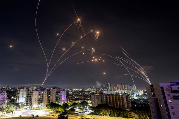 ▲이스라엘의 방공망 ‘아이언돔’이 8일(현지시간) 가자지구에서 발사된 로켓을 남부 도시 아슈켈론 상공에서 요격하고 있다. 출처=로이터연합뉴스
