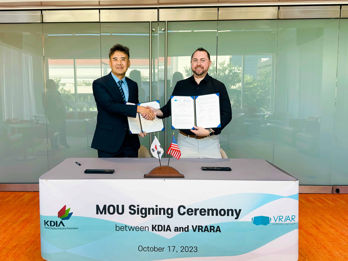 ▲이동욱 한국디스플레이산업협회 부회장과 Nathan Pettyjohn 세계 VRAR협회 협회장이 MOU를 체결하고 기념촬영을 하고 있다. (자료제공=한국디스플레이산업협회)