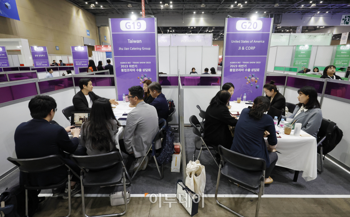 ▲18일 경기 고양시 킨텍스에서 열린 '2023 하반기 붐업코리아 수출 상담회'에서 참가자들이 수출 상담을 받고 있다. 글로벌 바이어 700개사와 국내 기업 3000개사가 참여해 역대 최대 규모로 열린 붐업코리아는 이날부터 19일까지 진행한다. 조현호 기자 hyunho@