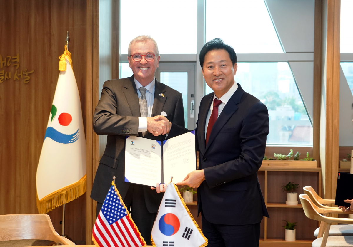 ▲오세훈 서울시장과 필 머리 미국 뉴저지주 주지사가 양 도시간 우호협력도시 양해각서를 체결했다. (자료제공=서울시)